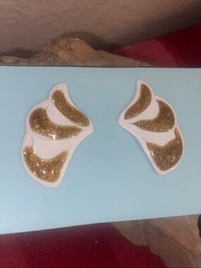 5/$10❤️❤️❤️Vintage 90s Gold Glitter Swirl Stud Earrings